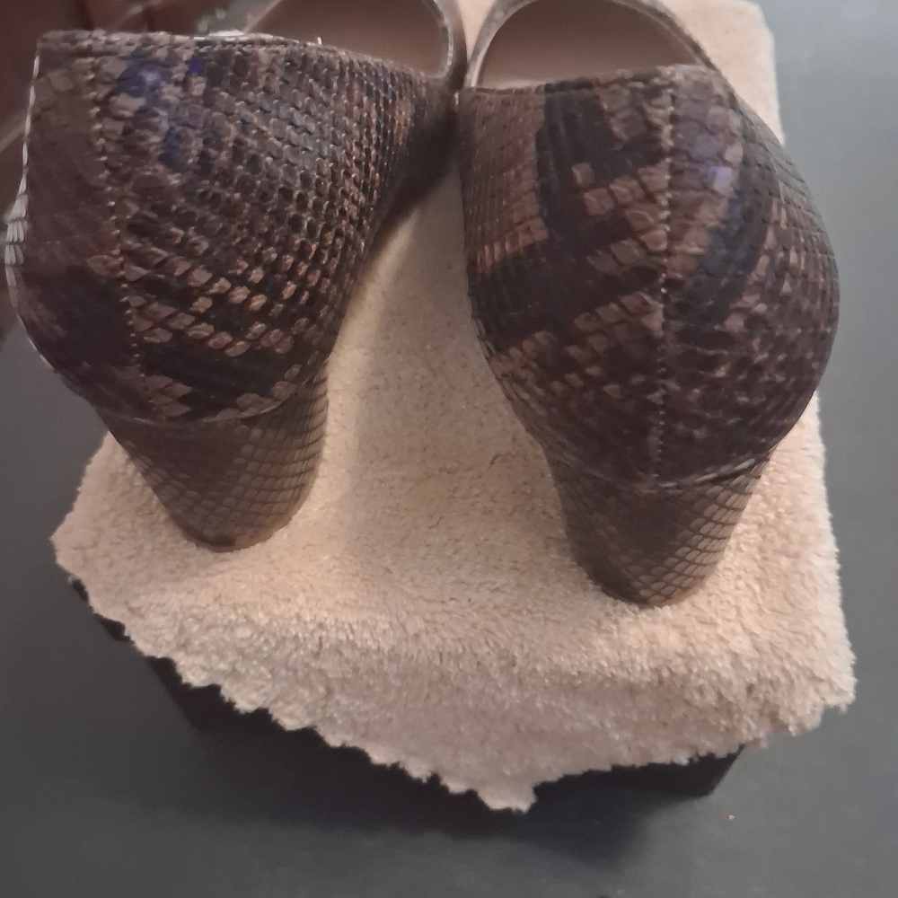 Chic Snakeskin Pattern Heels - Picture 4 of 7